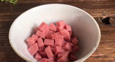 火腿肠去掉外皮，切小丁备用
