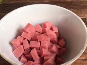 火腿肠去掉外皮，切小丁备用