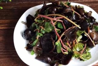 把凉透的黑木耳和马齿苋，装入盘中