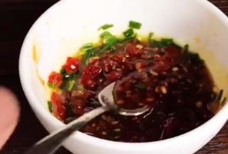 加入所有的调料，拌匀