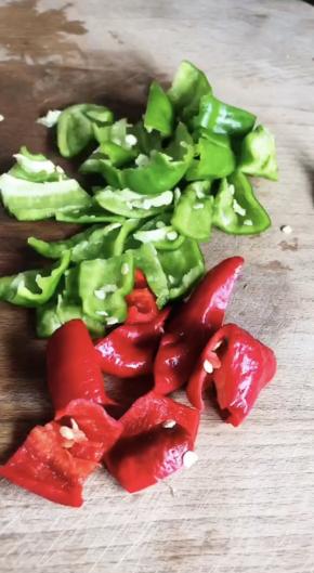 青红辣椒摘洗干净，切成小块