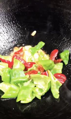 放入青红辣椒，炒匀