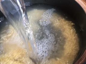 加入适量清水