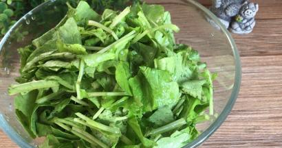 萝卜苗摘洗干净后切成寸段