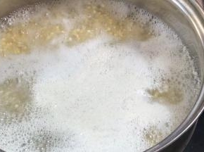转小火熬煮30分钟左右