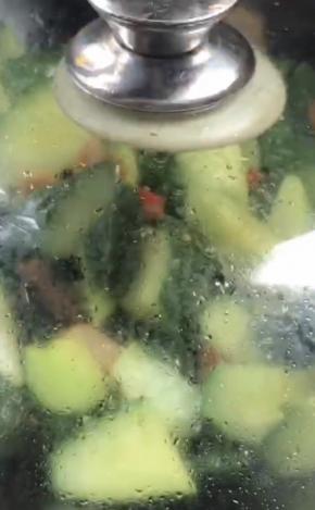 盖上锅盖焖2分钟左右