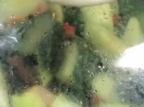 盖上锅盖焖2分钟左右