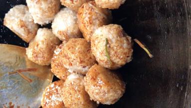 放入蓑衣丸子翻炒均匀