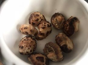 香菇洗净，放入炖盅内