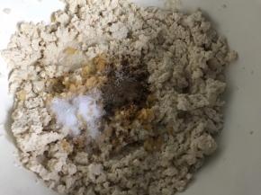 加入所有的调料拌匀