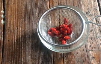 枸杞用温水洗净，沥水备用