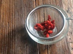 枸杞用温水洗净，沥水备用