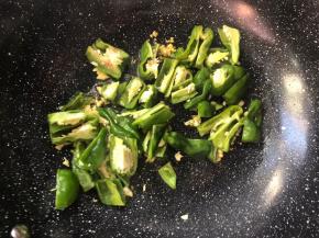 放入辣椒，翻炒均匀