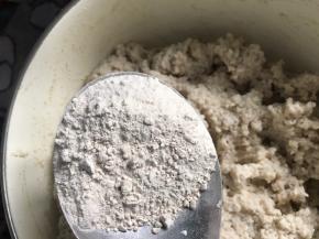 加入红薯淀粉，充分拌匀