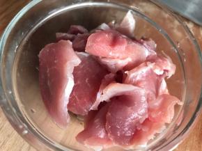 瘦肉洗净后切薄片