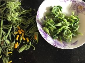 把南瓜花的花蕊掐去，洗净沥水