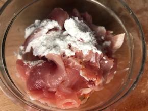 加入料酒和淀粉，抓匀腌制一会儿