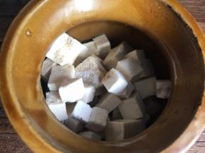 加入盐和胡椒粉