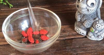 枸杞用温水洗净