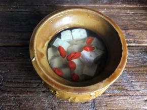 取出蒸好的茯苓豆腐，加入枸杞