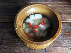 取出蒸好的茯苓豆腐，加入枸杞