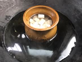 放入温水锅中，上汽后中火蒸30分钟