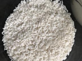 捞出糯米沥干水分