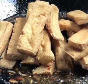 放入炸好的豆腐，加入酱油、盐、胡椒粉拌匀，烧5分钟