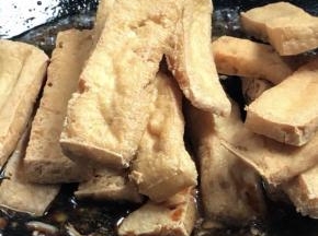 放入炸好的豆腐，加入酱油、盐、胡椒粉拌匀，烧5分钟