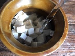 加入适量清水