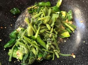 倒入南瓜花，炒匀