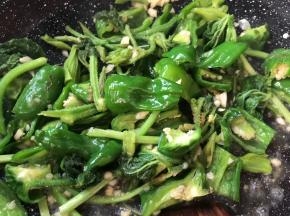 大火翻炒至变色即可