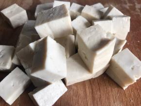 豆腐冲洗一下，切成小方块