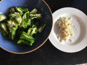 辣椒摘洗干净后切成小块，蒜末备用