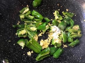 加入盐，炒匀入味