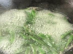 捞出沥干水分
