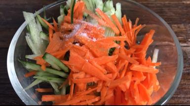 胡萝卜丝和黄瓜丝装入大点的碗中，加盐拌匀腌制变软