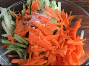 胡萝卜丝和黄瓜丝装入大点的碗中，加盐拌匀腌制变软