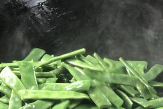 再起锅不放油，放入四季豆炒干水分