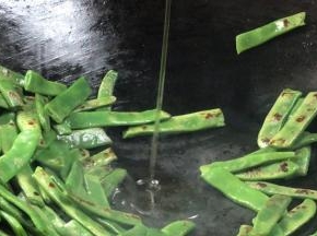 放入食用油
