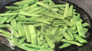放入四季豆煮断生
