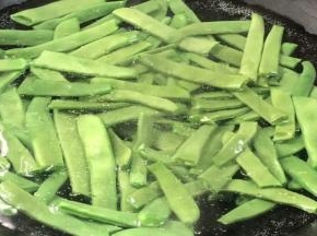 放入四季豆煮断生