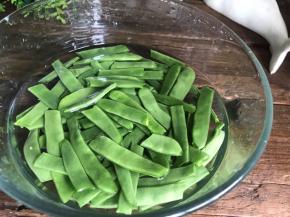 四季豆掐段，洗净后沥水备用