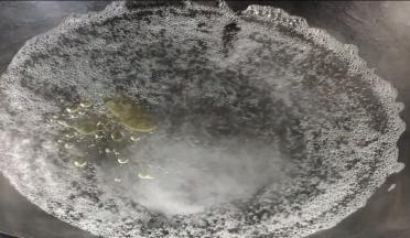 起锅烧开水，加入少许盐和油