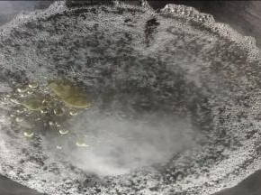 起锅烧开水，加入少许盐和油