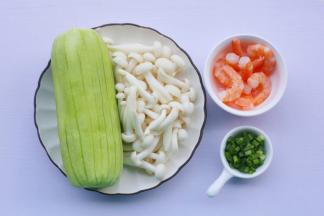 准备好所有食材。