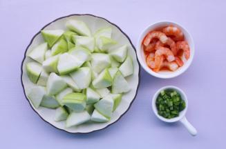 丝瓜切滚刀块。虾仁解冻。