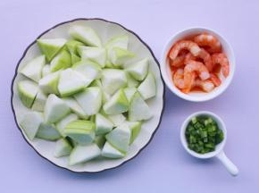 丝瓜切滚刀块。虾仁解冻。