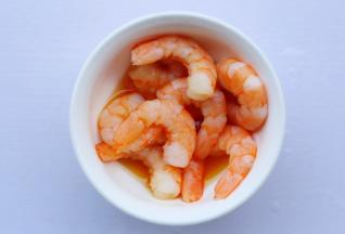 加盐生抽料酒腌制10分钟。