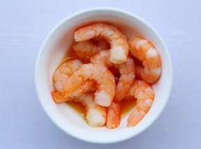 加盐生抽料酒腌制10分钟。